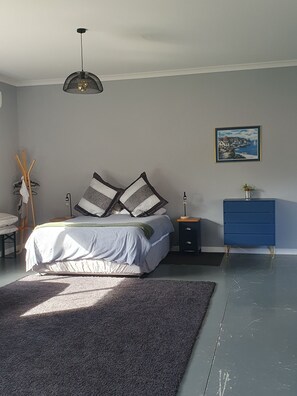 1 bedroom, desk, iron/ironing board, travel crib - The Red Shed
Large modern studio on two peaceful acres, two minutes from CBD (Matamata)