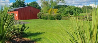 The Red Shed
Large modern studio on two peaceful acres, two minutes from CBD
