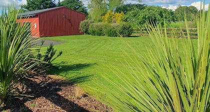 The Red Shed
Large modern studio on two peaceful acres, two minutes from CBD