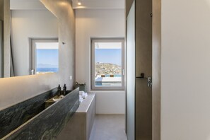 Junior Studio Suite, Private Pool | Bathroom | Shower, rainfall showerhead, free toiletries, hair dryer - Muro Suites (Mykonos)