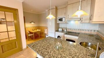 Jääkaappi, mikroaaltouuni, uuni, liesi