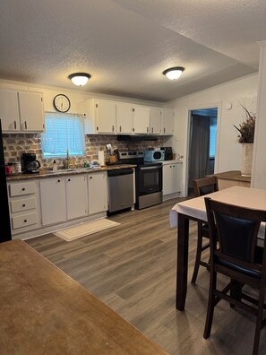 Kjøleskap, mikrobølgeovn, ovn og kokeplater