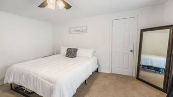 3 makuuhuonetta, silitysrauta/-lauta, ilmainen Wi-Fi, vuodevaatteet