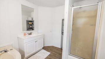 Suihkun ja ammeen yhdistelmä, hiustenkuivaaja, bidee, pyyhkeet