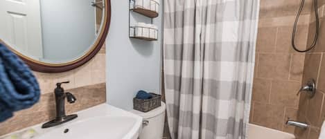 Een bad/douchecombinatie, een haardroger, een bidet, handdoeken