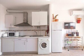 Réfrigérateur, micro-ondes, plaque de cuisson, cafetière/bouilloire
