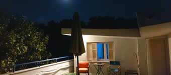 Peaceful roof apartment 3 min from the beach!