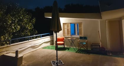 Peaceful roof apartment 3 min from the beach!