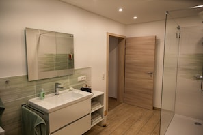 Dusche, Haartrockner, Handtücher