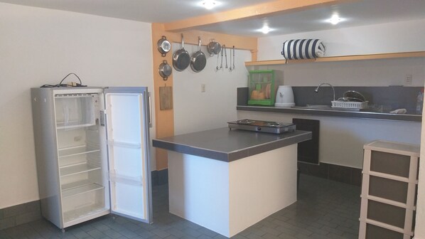 Réfrigérateur, tables à manger