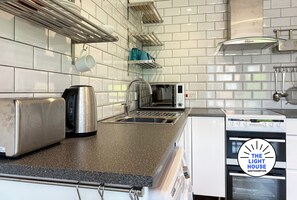 Frigorifero, microonde, forno, piano cottura