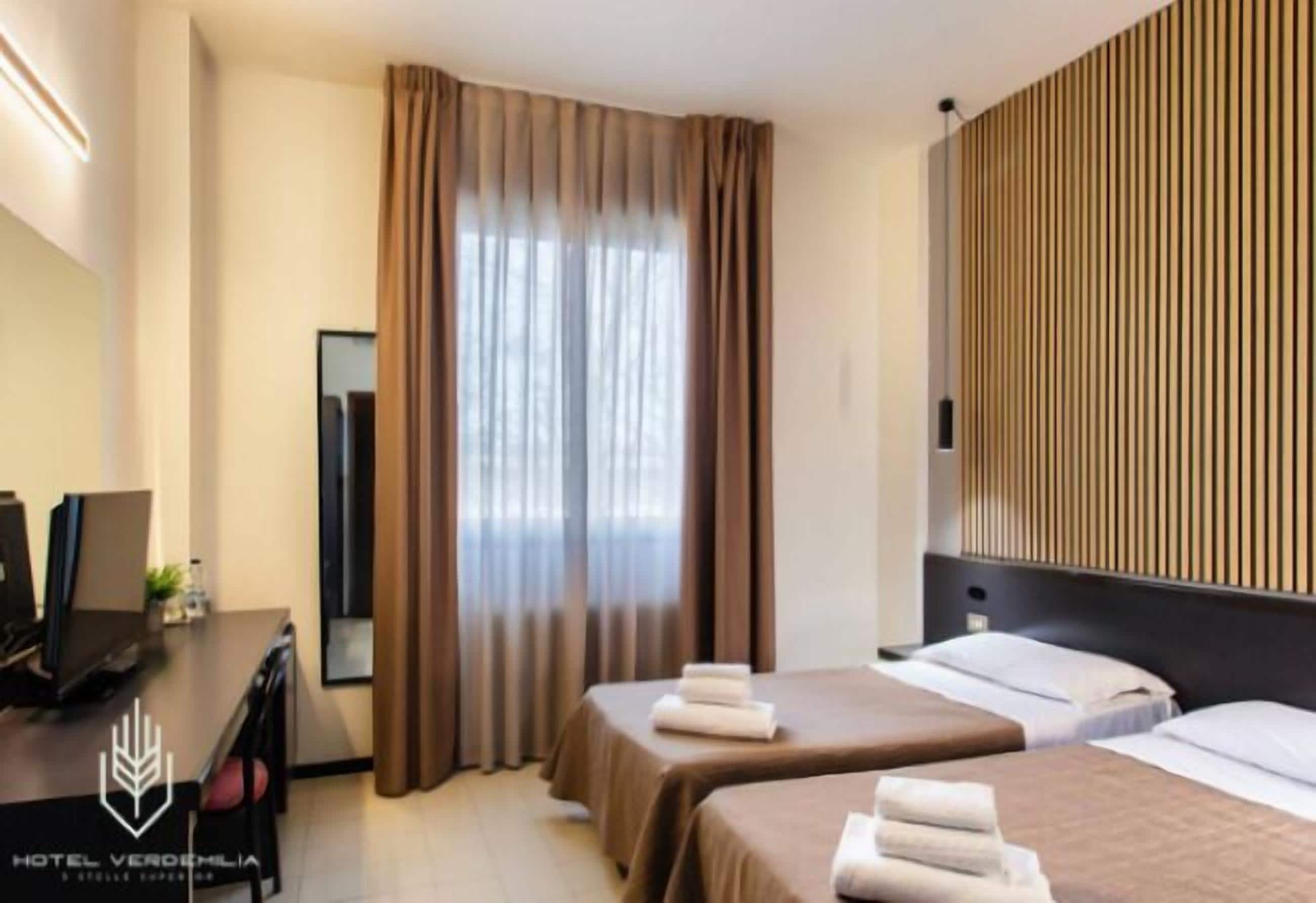 Chambre avec lits jumeaux | Minibar, bureau, espace de travail pour ordinateur portable