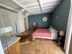 6 dormitorios, tabla de planchar con plancha, wifi y ropa de cama