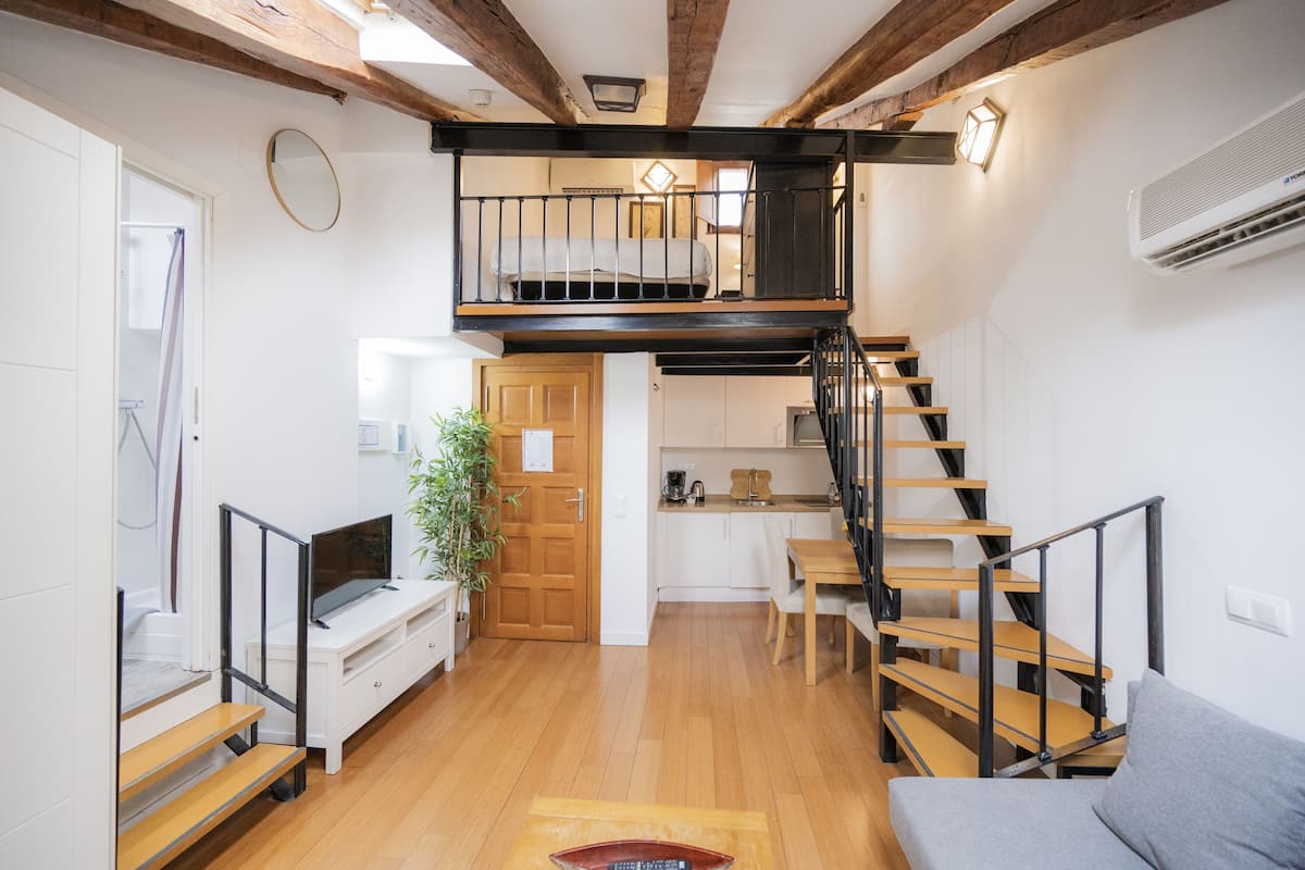 Deluxe Penthouse | Living area | 32-inch LCD TV with cable channels, TV