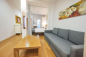 Comfort Loft | Premium bedding, down comforters, desk, laptop workspace - Apartamentos Huertas (Madrid)