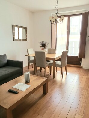 Studio | Living area | 32-inch LCD TV with cable channels, TV - Apartamentos Huertas (Madrid)