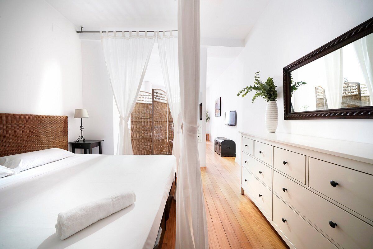 Habitación triple | Ropa de cama de alta calidad, edredón y escritorio 