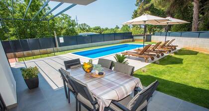 Modern villa in Tar with pool for 6 people