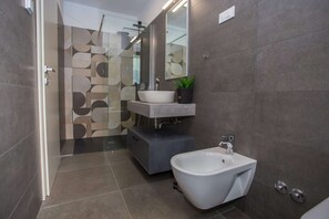 Dusche, Haartrockner, Handtücher