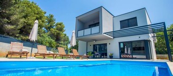 Modern villa in Tar with pool for 6 people