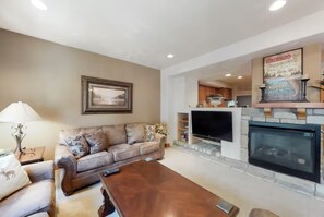 Smart TV, chimenea, videojuegos y libros 