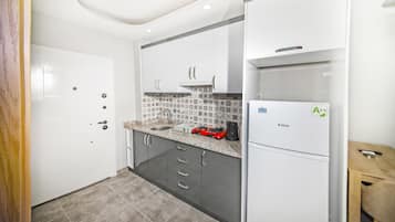 Refrigerador con freezer, placa de cocina, utensilios de cocina