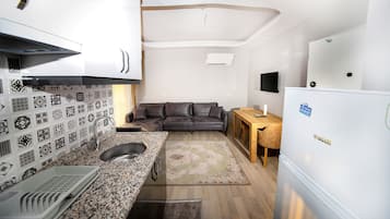 Refrigerador con freezer, placa de cocina, utensilios de cocina