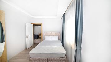 1 habitación, caja de seguridad en la habitación y escritorio