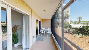Outdoor dining - Beach and Tennis 118 - Updated Ground floor unit with screen porch and easy (St. Augustine Beach)