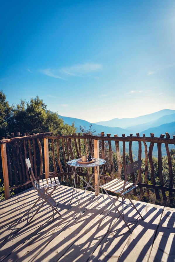 Outdoor dining - Ecolodge en bois au cœur du maquis corse - Cabane San Petrone (Poggio-Marinaccio)