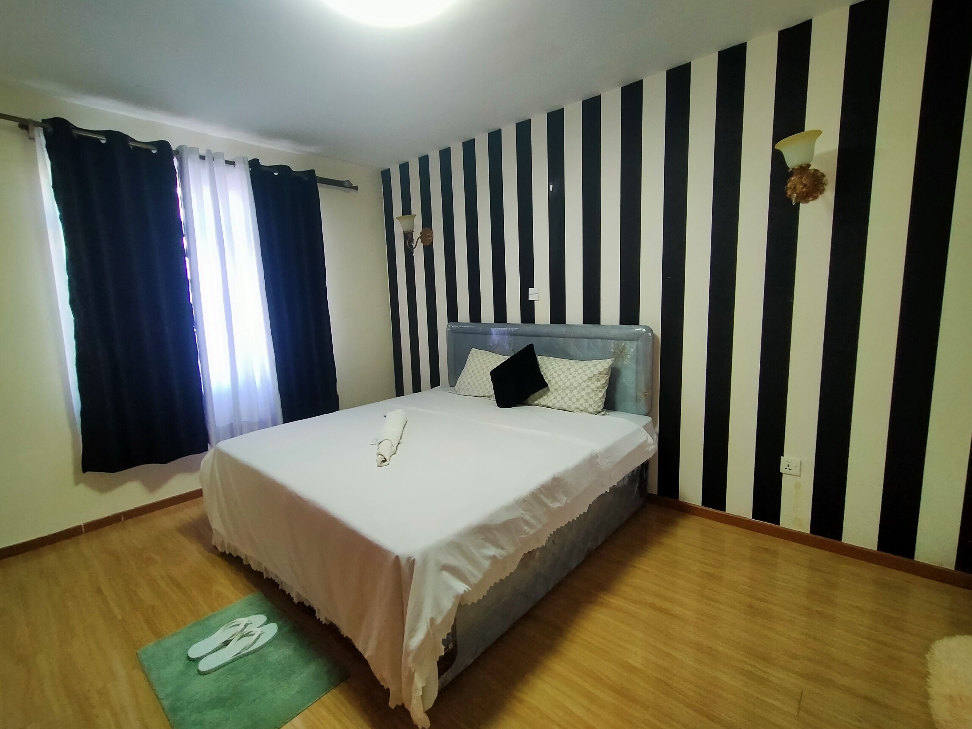 3 habitaciones, escritorio, tabla de planchar con plancha y wifi gratis 