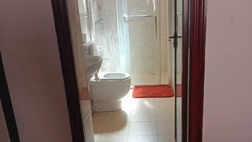 Ducha, toallas, jabón, papel higiénico