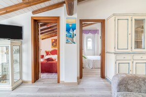 5 bedrooms, iron/ironing board, free WiFi, bed sheets