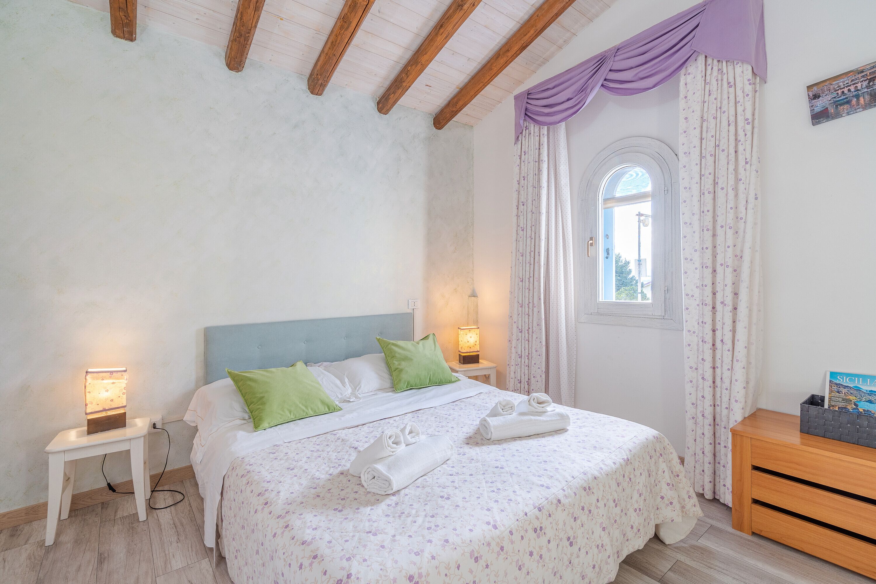 5 bedrooms, iron/ironing board, free WiFi, bed sheets