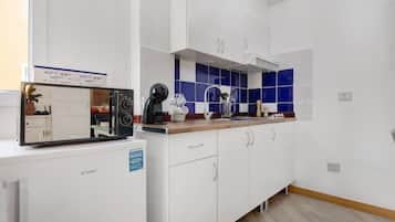 Een koelkast, een microgolfoven, een kookplaat