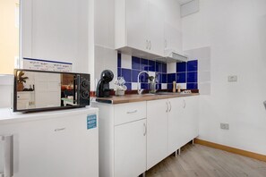 Kühlschrank, Mikrowelle, Herdplatte, Wasserkocher mit Kaffee-/Teezubehör