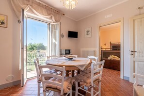 Dining - Apartment 'Casa del Nonno Bingheri' with Shared Garden & Wi-Fi (Cortona)