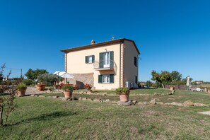 Exterior - Apartment 'Casa del Nonno Bingheri' with Shared Garden & Wi-Fi (Cortona)