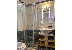 Shower, hair dryer, towels - Apartment in a Hotel 'Sunset Premium Studio 9' with Sea View, Shared Pool, & Wi-Fi (Lefkada)