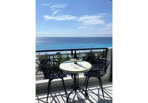 Outdoor dining - Apartment in a Hotel 'Sunset Premium Studio 9' with Sea View, Shared Pool, & Wi-Fi (Lefkada)