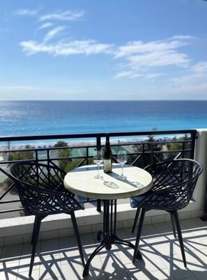 Outdoor dining - Apartment in a Hotel 'Sunset Premium Studio 9' with Sea View, Shared Pool, & Wi-Fi (Lefkada)
