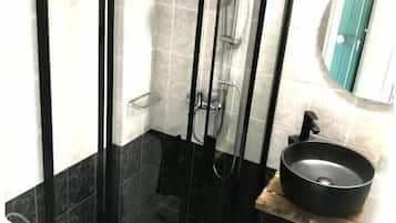 Douche, sĂšche-cheveux, serviettes fournies