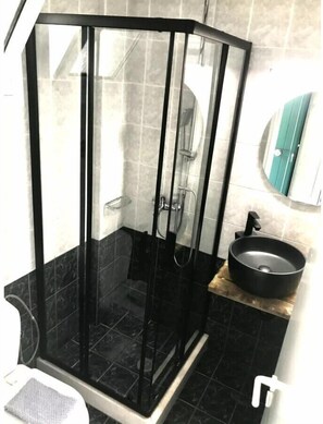 Ducha, secador de pelo y toallas