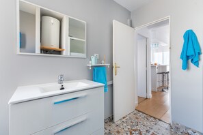 Shower, hair dryer, towels - Apartment Piso Playa Centro Villajoyosa with Sea View, Terrace & Wi-Fi (VILLAJOYOSA)