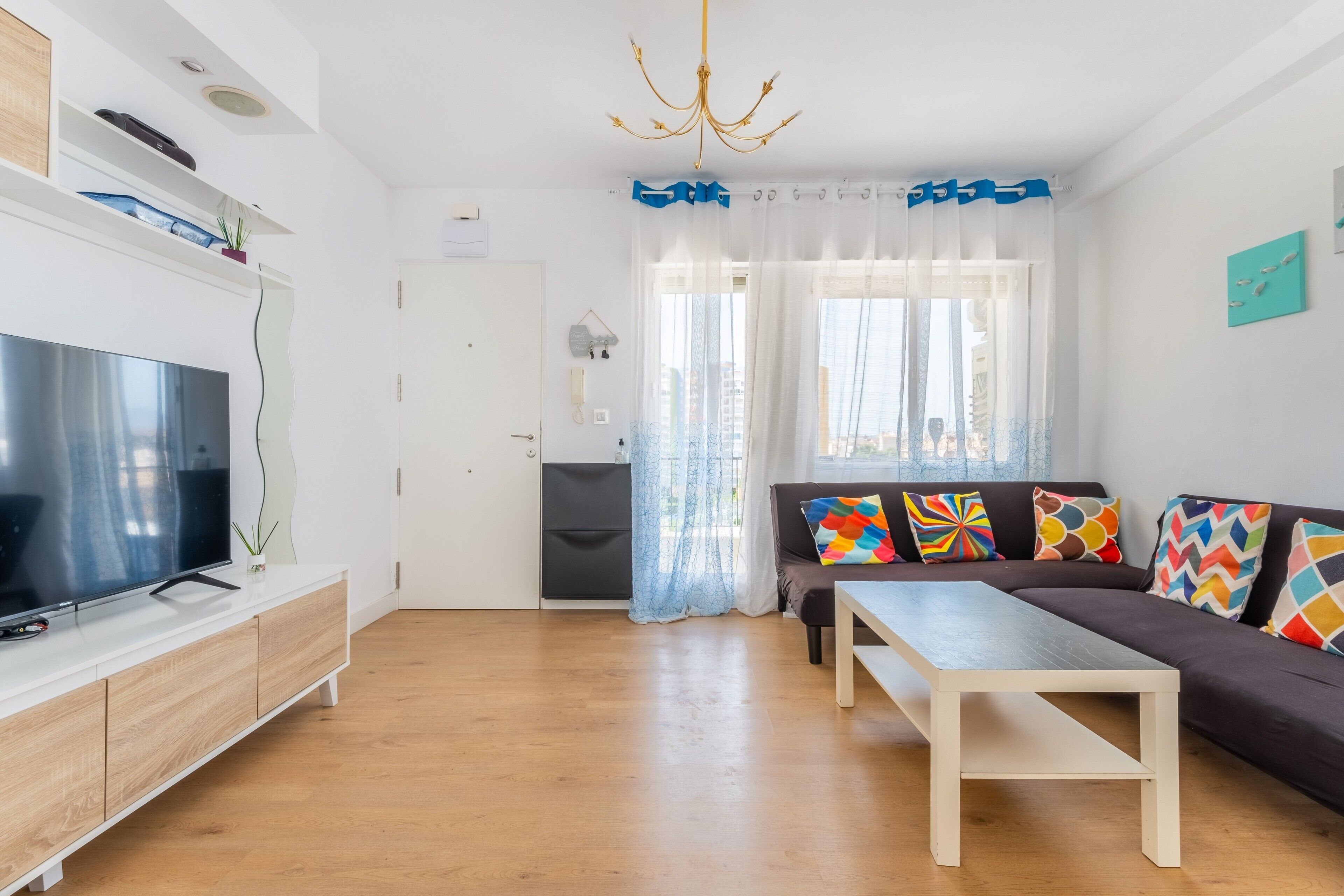 Televisión, reproductor de DVD, estéreo