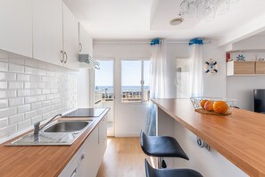 Kühlschrank, Mikrowelle, Herdplatte, Geschirrspüler