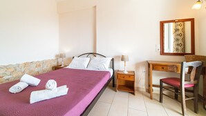A hotel room with a bed, a desk, a chair, and a mirror. - Studio Apartment "Arianna Studio 9b" with Sea View, Shared Pool & Wi-Fi (Corfu)