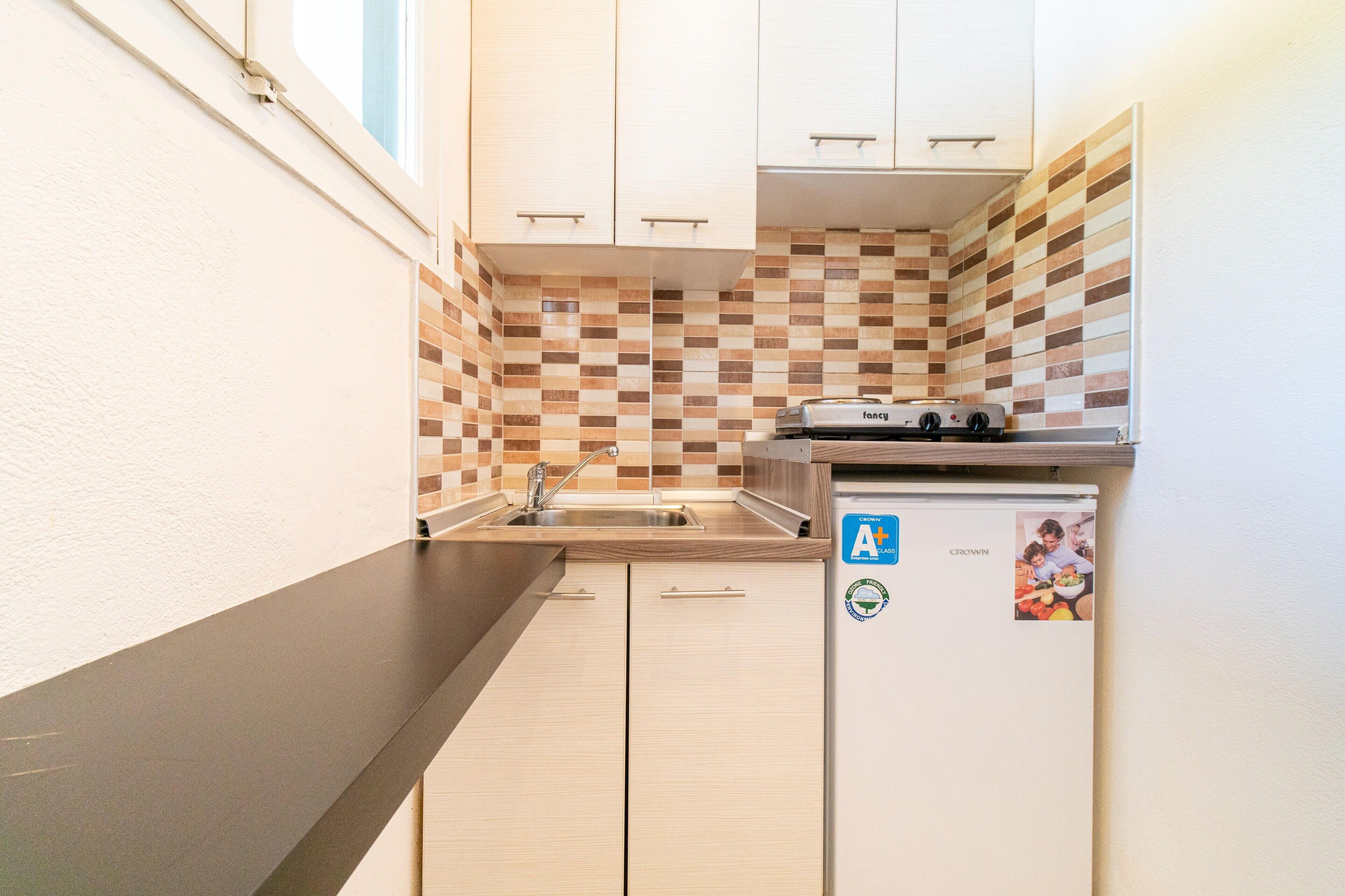 Kühlschrank, Mikrowelle, Herdplatte, Wasserkocher mit Kaffee-/Teezubehör