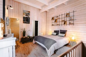 7 makuuhuonetta, silitysrauta/-lauta, ilmainen Wi-Fi, vuodevaatteet