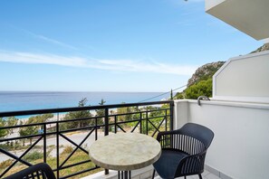 Property grounds - Apartment in a Hotel 'Sunset Premium Studio 8' with Sea View, Shared Pool, & Wi-Fi (Lefkada)